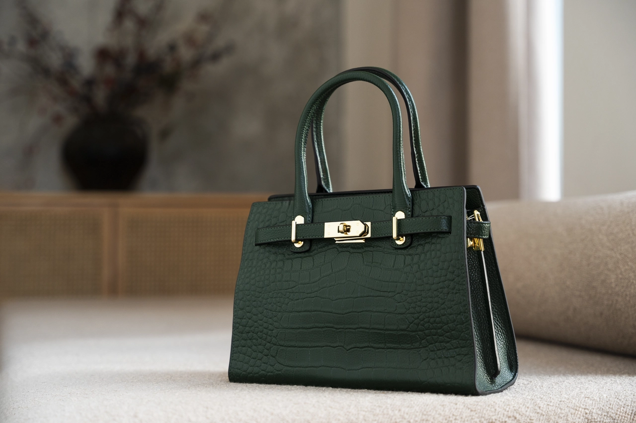 綠色精品包擺拍照片