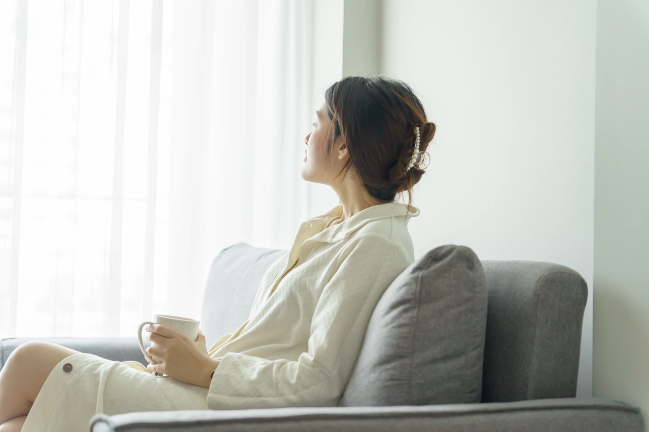 女子放鬆坐在客廳沙發