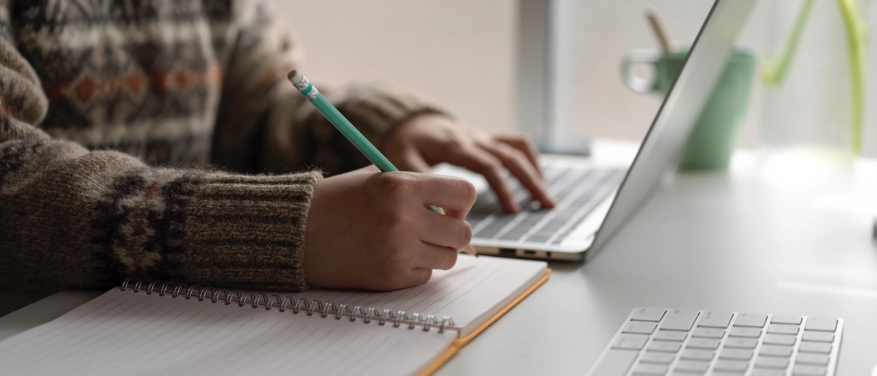 筆記型電腦前學習和筆記